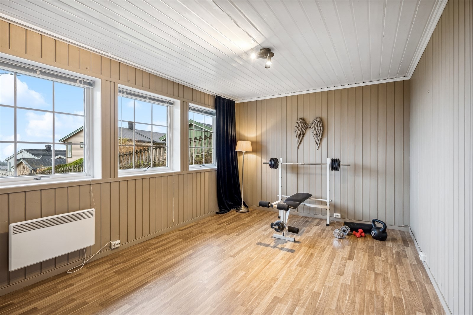 I underetasjen er det en kjellerstue, som i dag blir benyttet til treningsrom. Evt. et ekstra soverom. Galleribilde