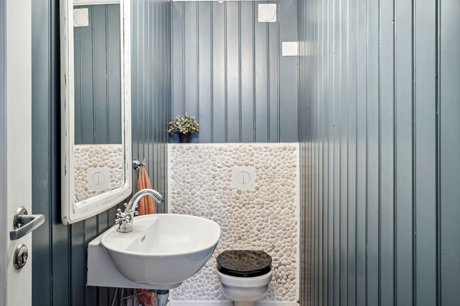 I tillegg et separat toalettrom. Det er også et vaskerom (ikke avbildet) Galleribilde