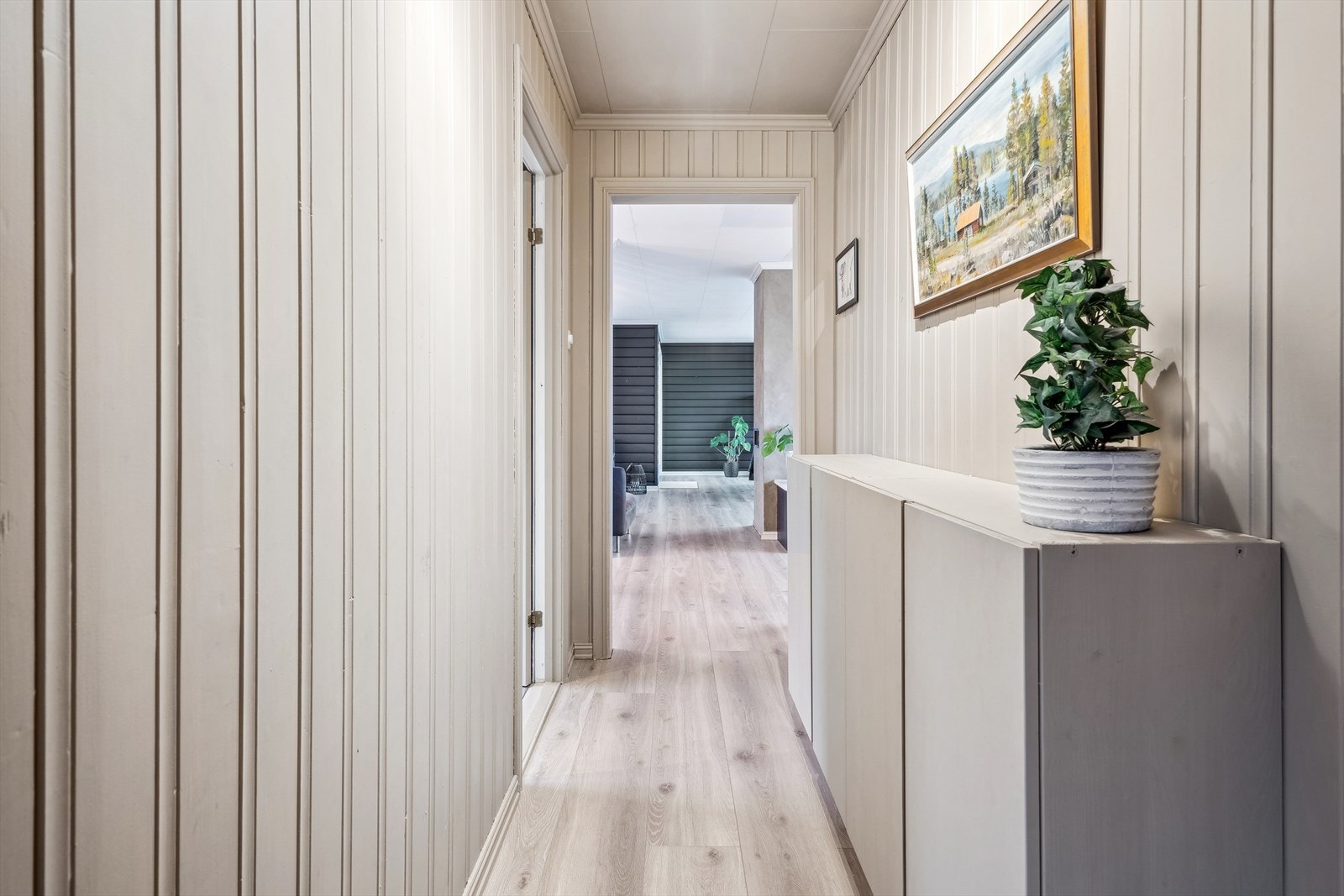 Stue, kjøkken og soveromsgang har lyst og pent laminatgulv. Galleribilde