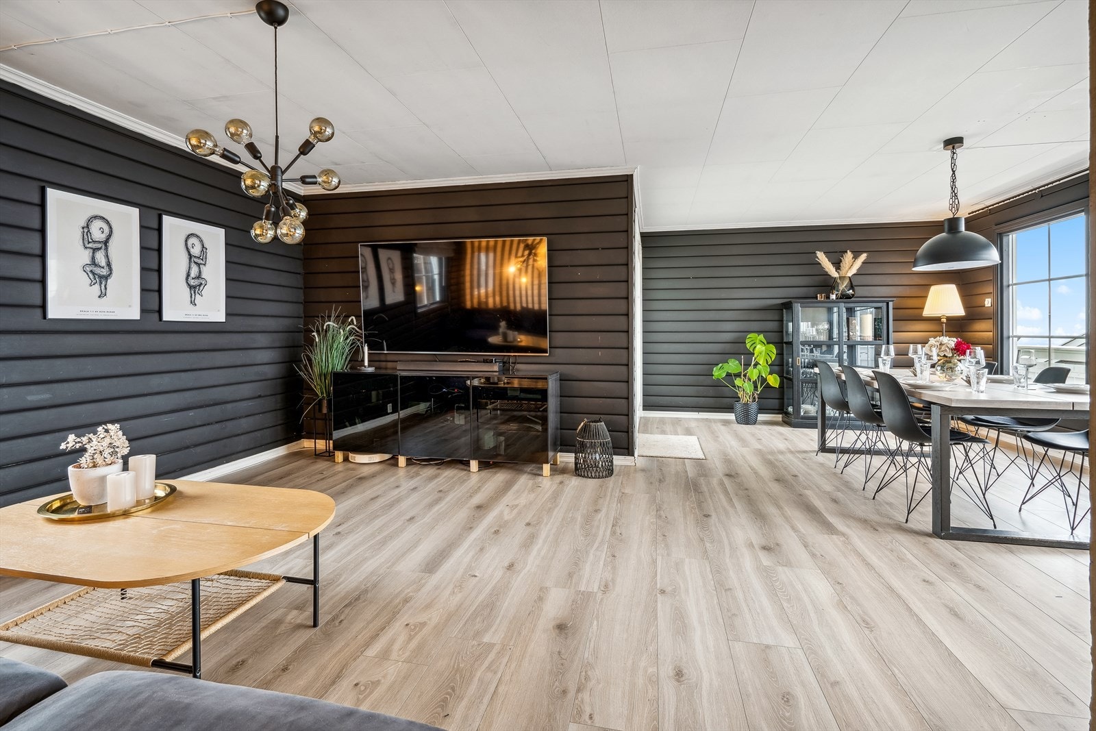 Stor stue med god plass til spisestue og sofagruppe. Galleribilde