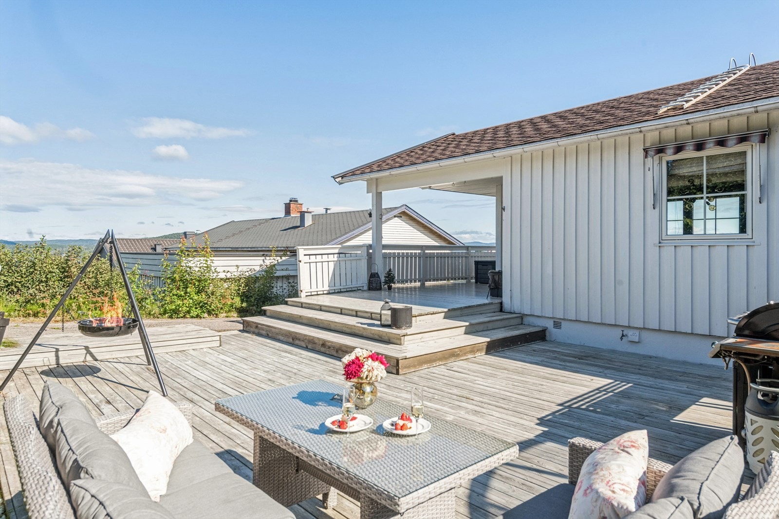 Fin eiendom bestående av en romslig enebolig med to fulle etasjer og dobbel garasje. Galleribilde