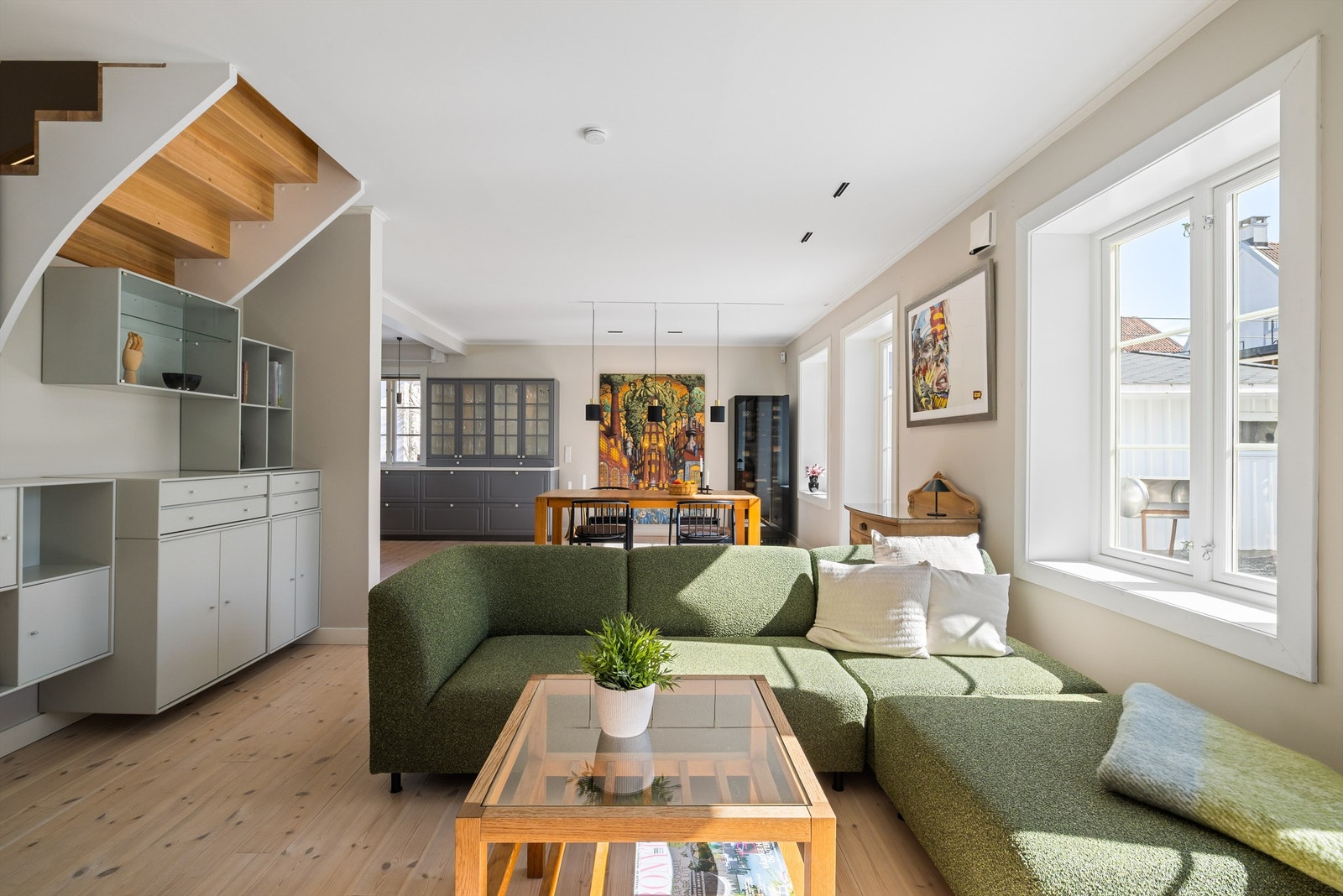 Fastmonterte Montana hyller under trappen medfølger ikke. Galleribilde