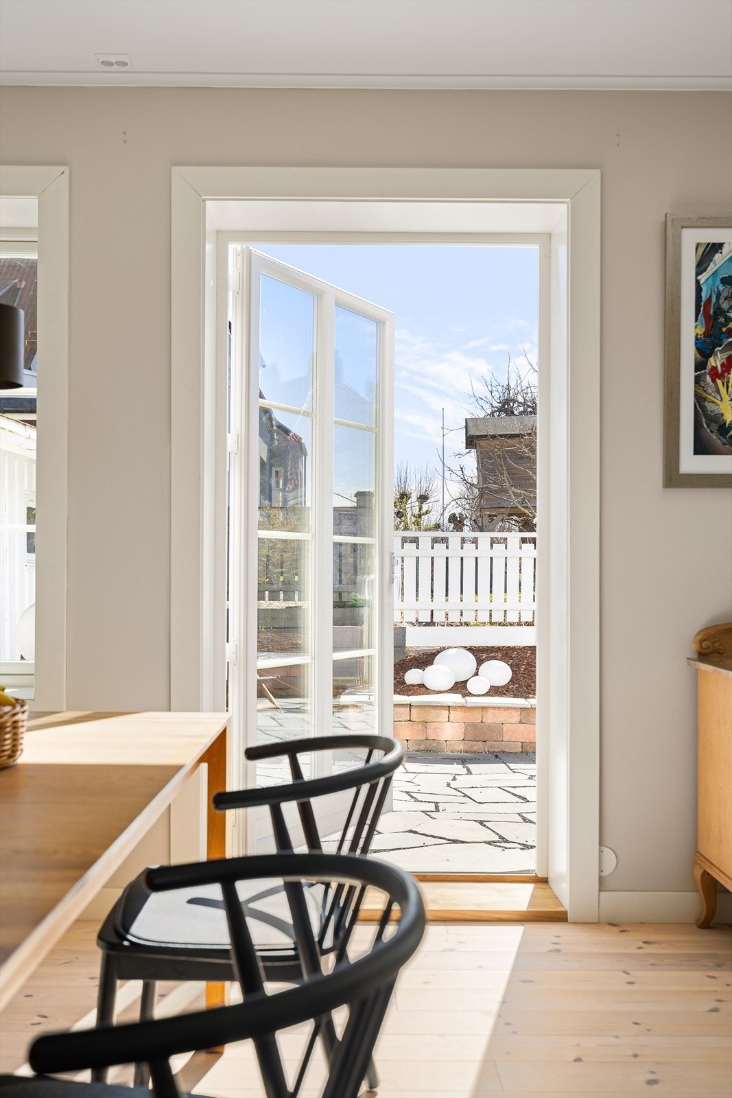 Mat og drikke er det enkelt å ta med ut til den deilige uteplassen. Galleribilde