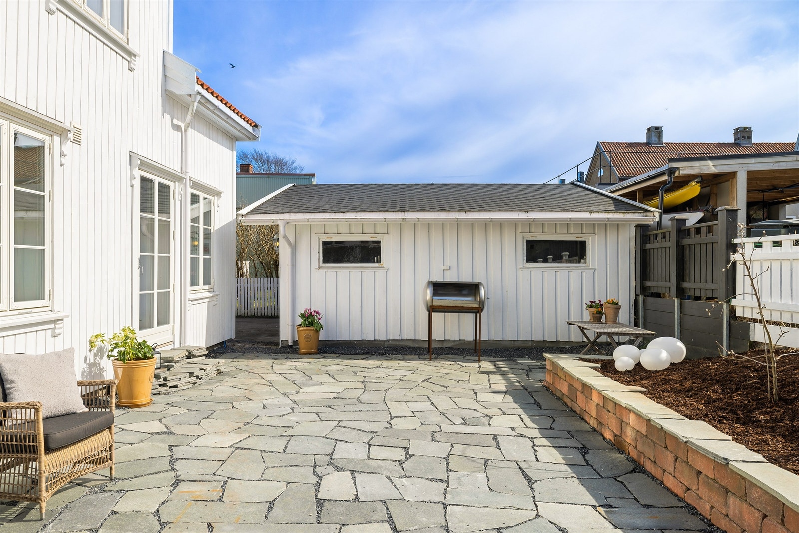 Garasje tilhørende eiendommen avgrenser og skjermer uteplassen mot øst. Galleribilde