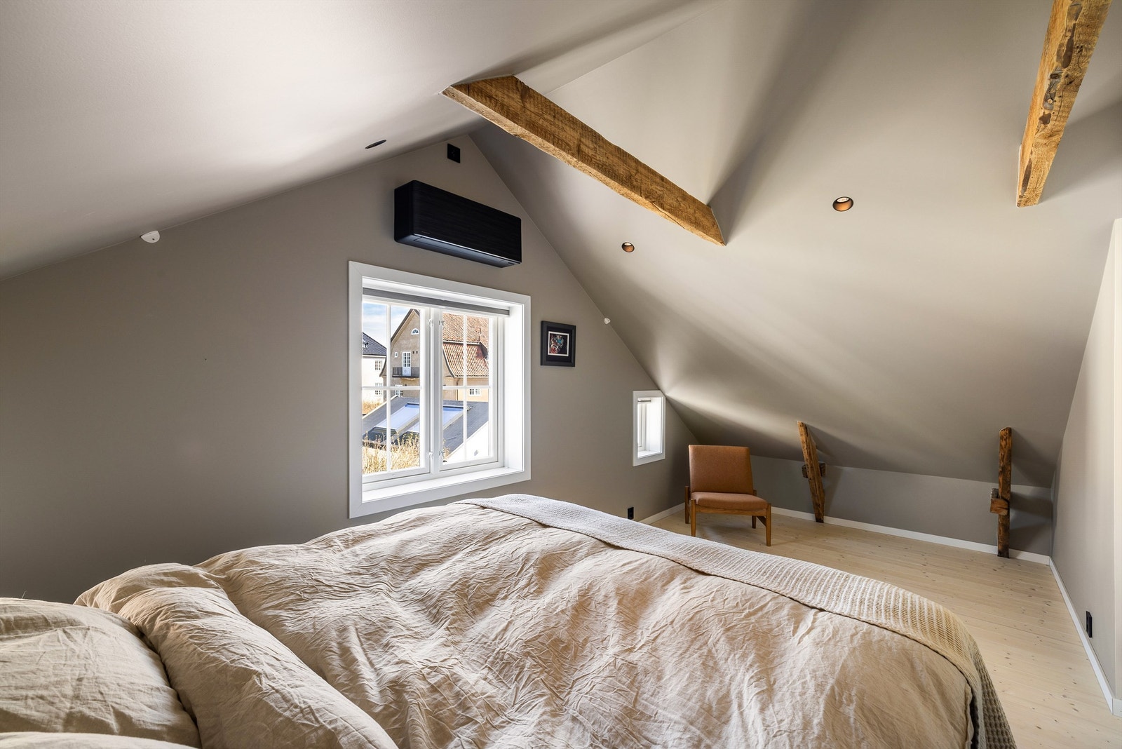 Begge soverom er av god størrelse, opprinnelige boder er innlemmet i rommene. Galleribilde