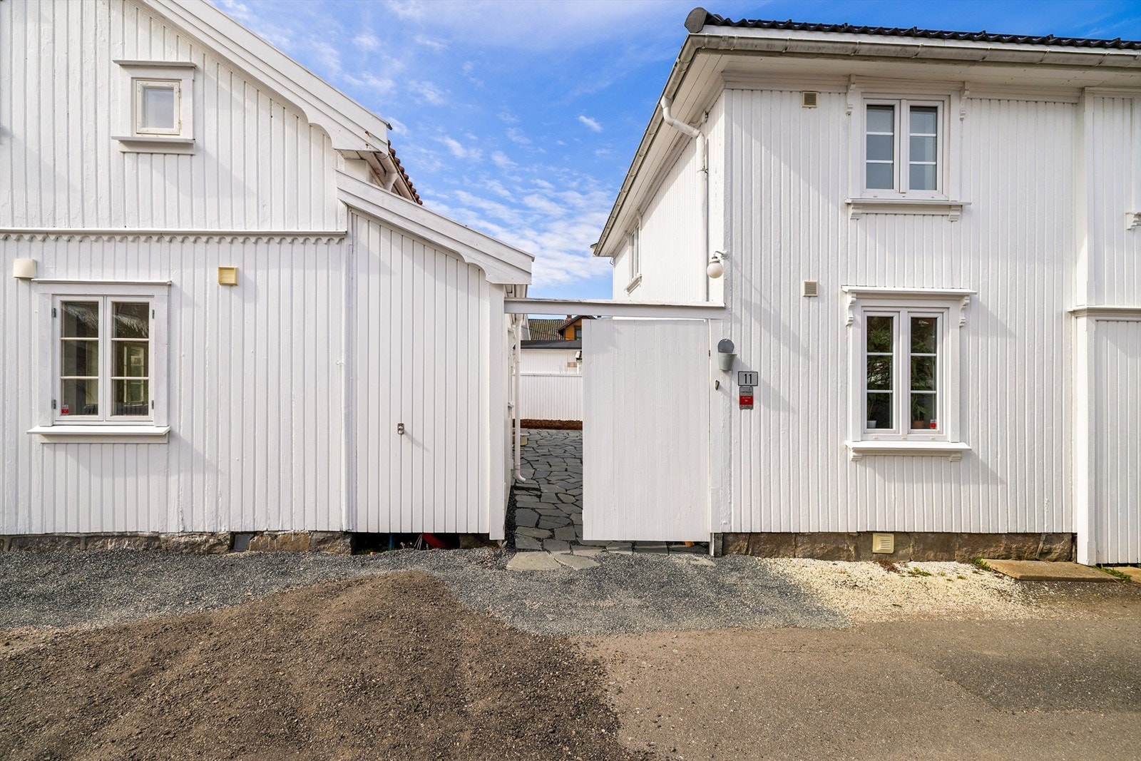 Porten er hengslet og kan åpnes for større åpning mot gårdsrommet. Galleribilde