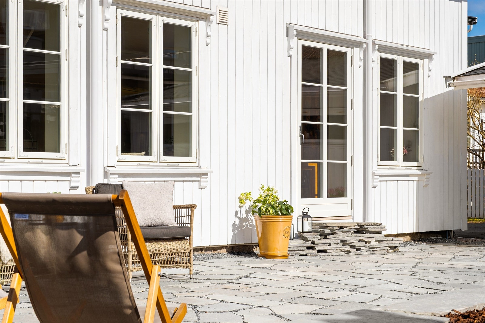 Kledning er skiftet ut på boligens syd- og nordside. Flere vinduer er også skiftet ut. Galleribilde