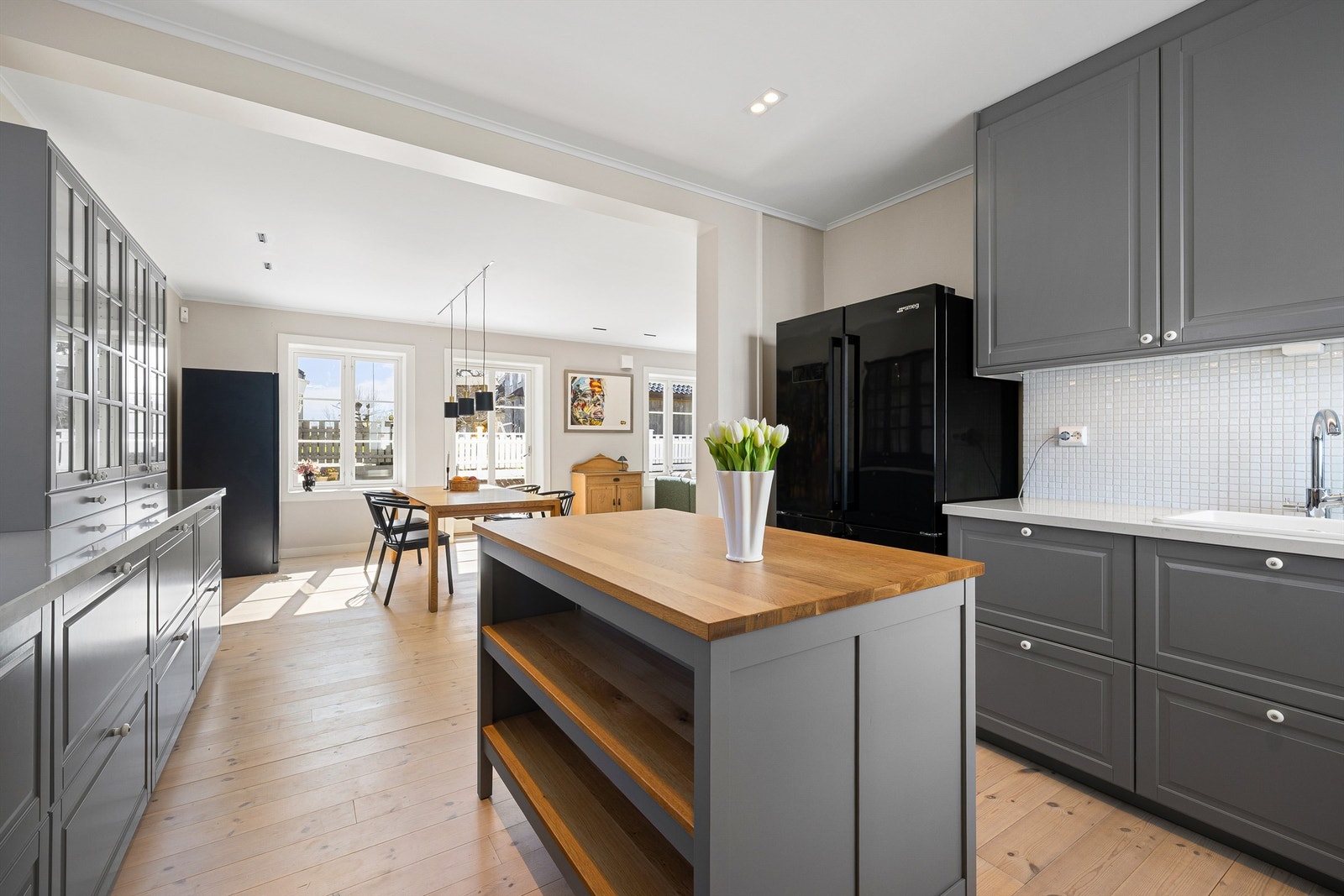 Ny, frittstående kjøkkenøy byr på supplerende arbeids- og oppbevaringsplass. Galleribilde