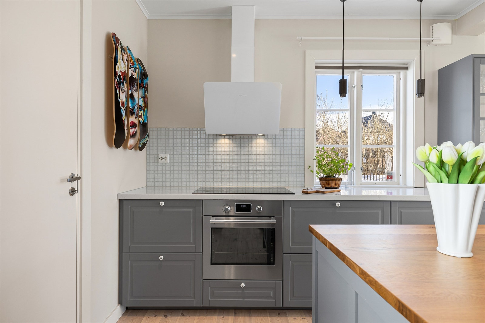 De fleste av kjøkkenets hvitevarer er integrert. Platetopp er av bred modell. Galleribilde