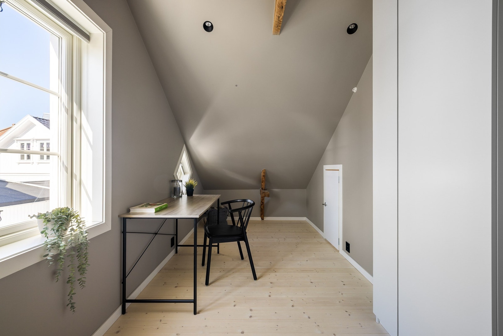 Spotter innfelt i de skrånende himlingene sikrer både dekorativ og jevn belysning. Galleribilde