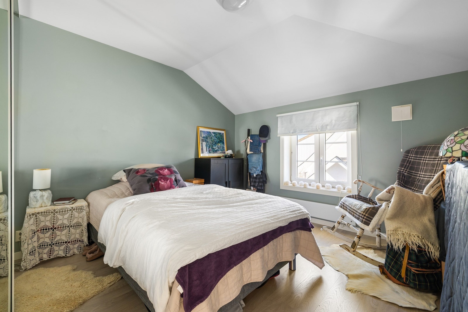 Anneksets soverom har over 12 kvm. gulvflate og praktisk skyvedørsgarderobe. Galleribilde