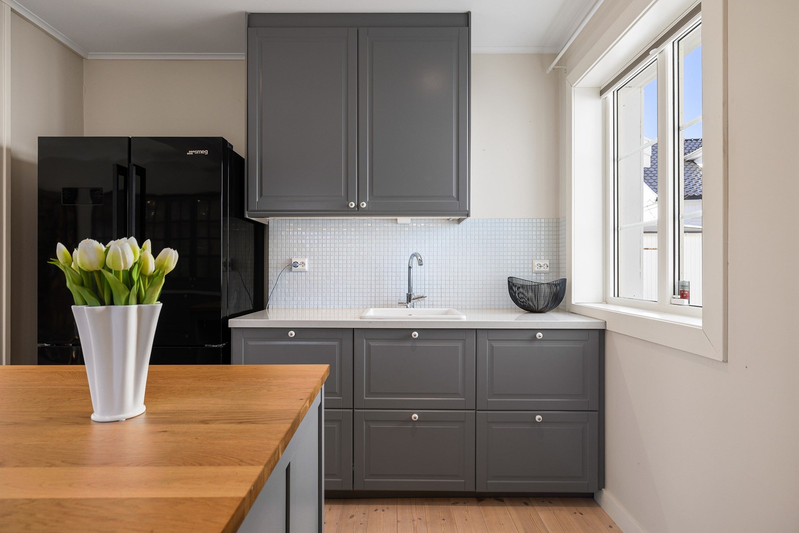 Kjøkkeninnredningen er installert i tidligere år og i dag velholdt. Galleribilde