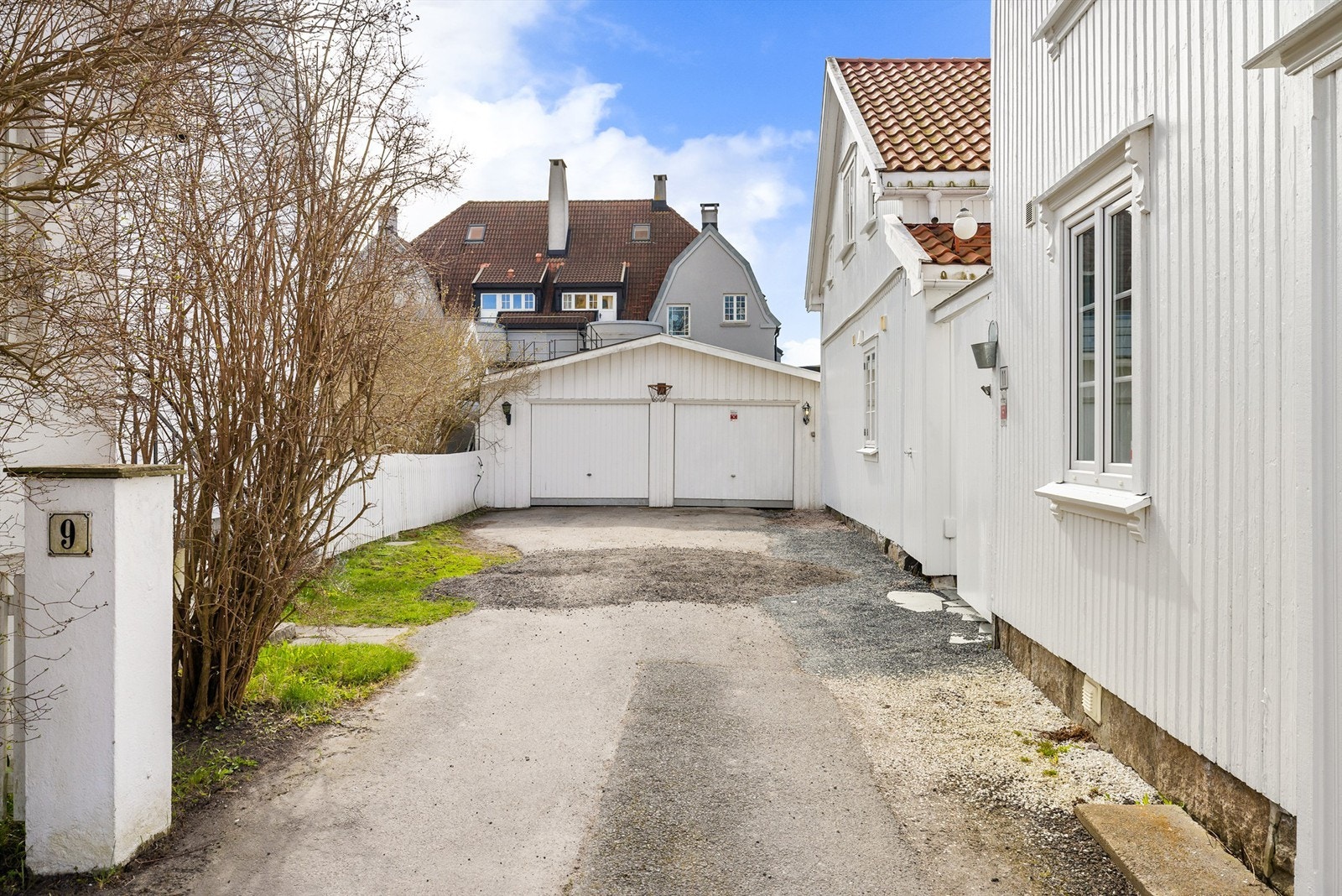 Vestre del av garasjebygningen står på tomten til Bings gate 11, østre del på Bings gate 9. Galleribilde