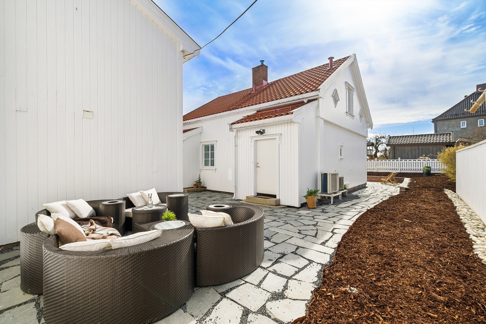 Uteplassens indre og mer tilbaketrukne del får gradvis solen fra utpå ettermiddagene sommerstid. Galleribilde