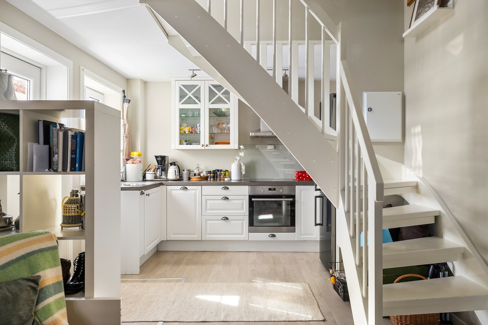 Som i hovedboligen er også anneksets stue og kjøkken samlet i åpen løsning. Kjøleskap medfølger i tillegg til integrerte hvitevarer. Galleribilde