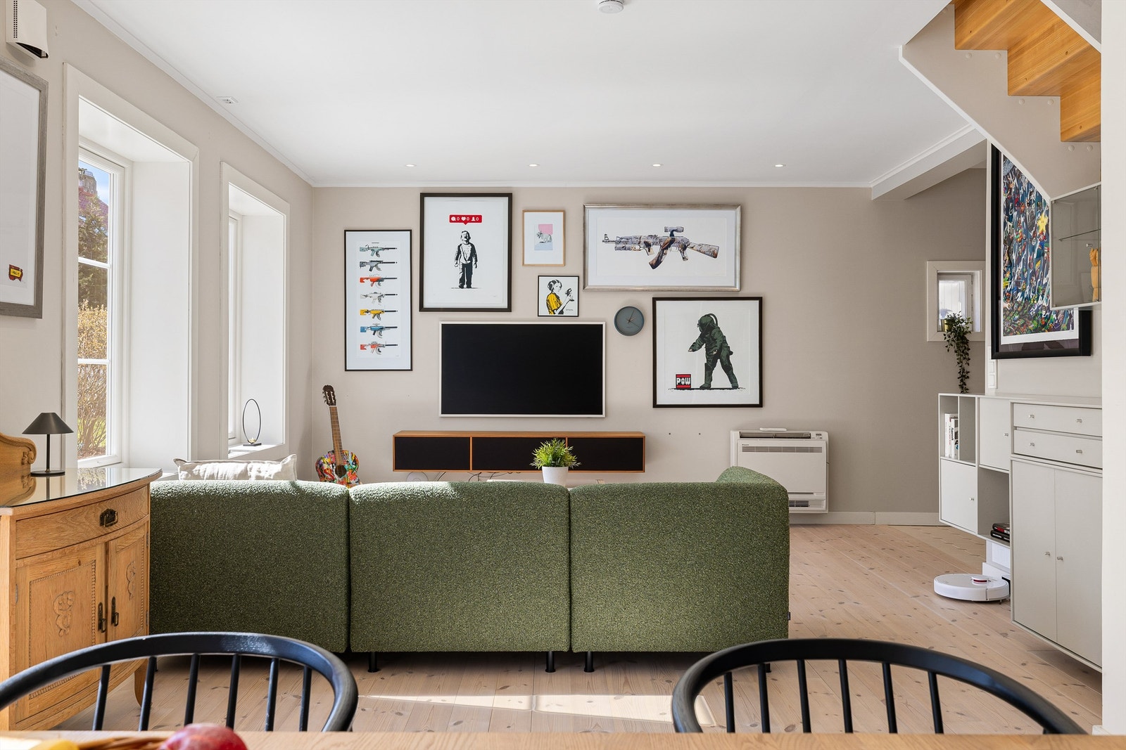 Begge etasjer inneholder luft-luft varmepumper, stuens er av noe eldre årgang. Galleribilde