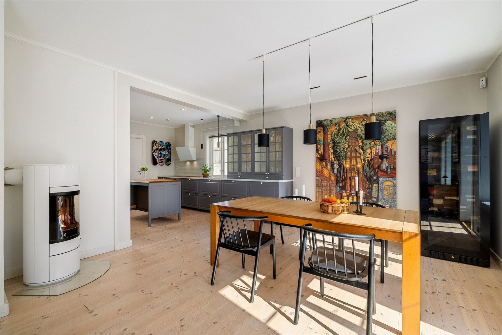 Til spisebordet kan du få følge av lun og stemningsfremmende peishygge. Galleribilde