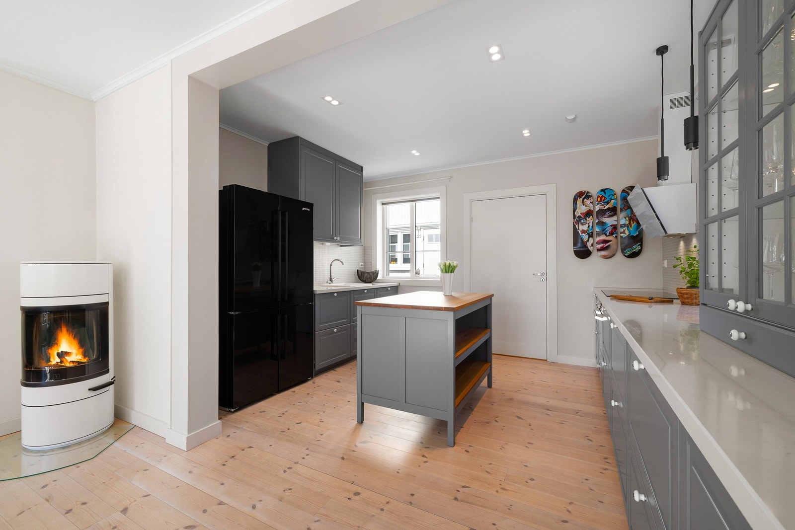 Benkeplater i stein tilbyr meterlange arbeids- og avlastningsflater. Galleribilde