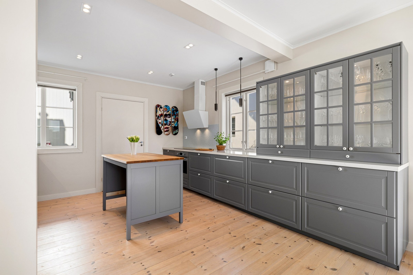 Kjøkkeninnredningen er en omfangsrik, klassisk moderne løsning fra IKEA som harmonerer meget godt med boligen for øvrig. Galleribilde