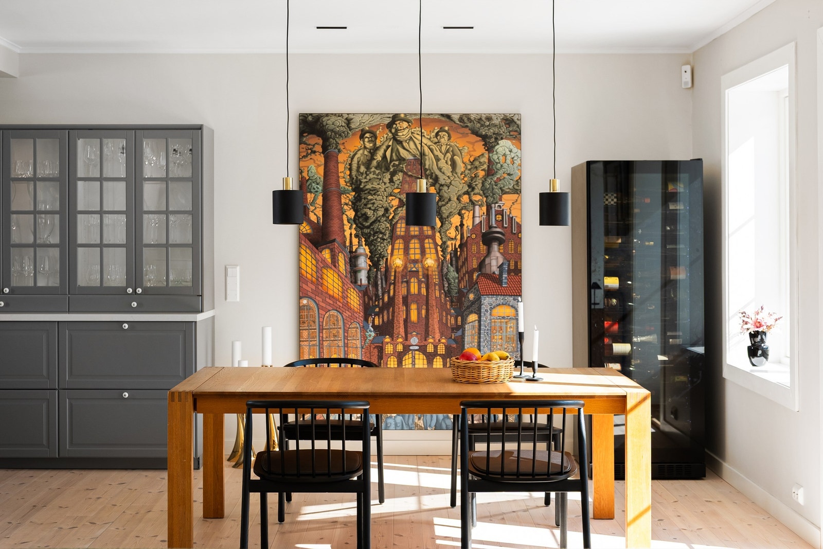 På stuens nær 9 meter lange gulvflate har spisebordet sin naturlige plass foran det åpne kjøkkenet. Galleribilde