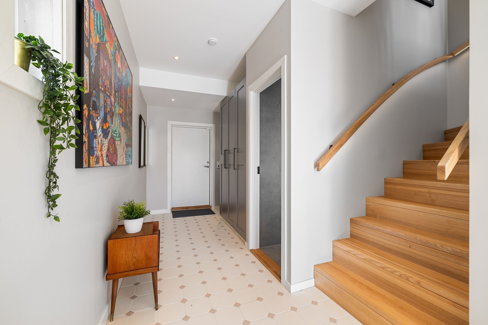 I tillegg til nytt bad er også ny entré etablert i første etasje. Historiske fliser pryder gulvflaten. Galleribilde