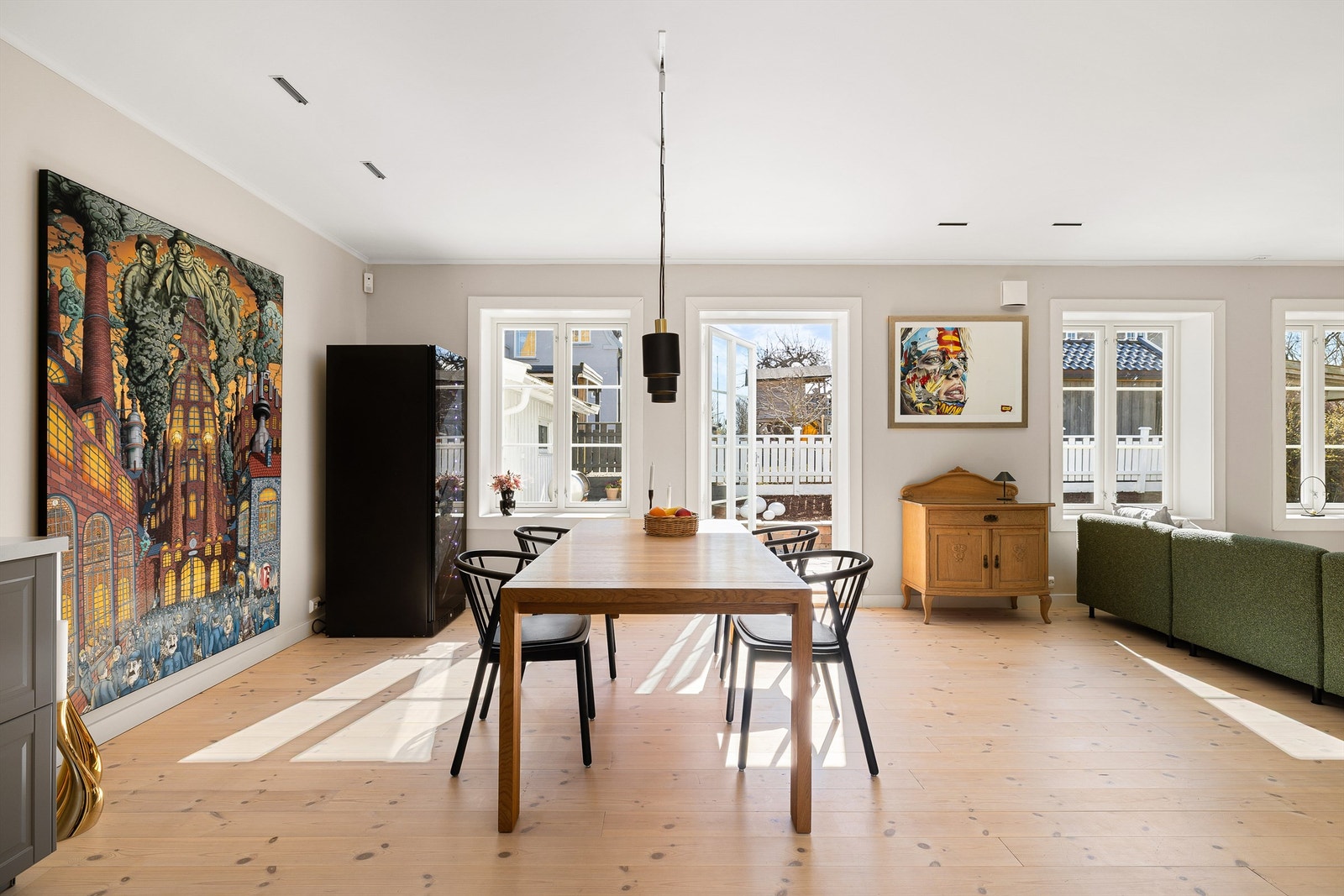 Siden 2022 er boligens elektriske anlegg fornyet i begge etasjer og ny belysning installert, hovedsakelig innfelt. Galleribilde