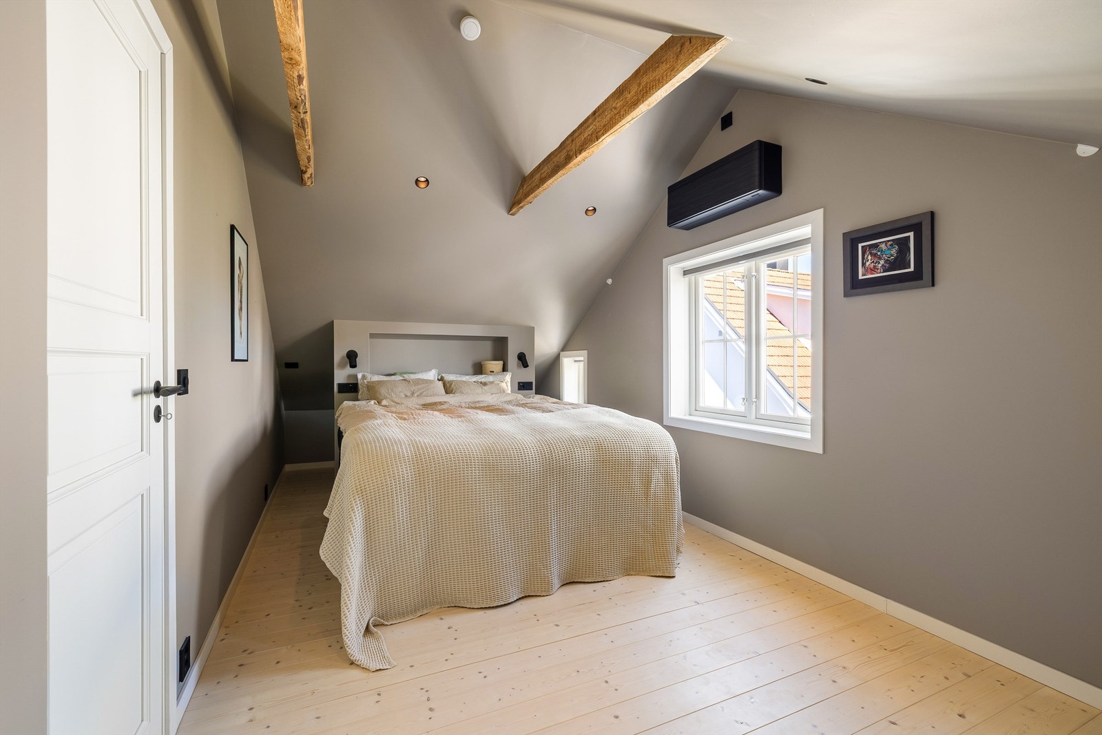 Himlingene som følger yttertaket helt opp mot mønet har positiv innvirkning på romfølelsen i alle etasjens rom. Galleribilde