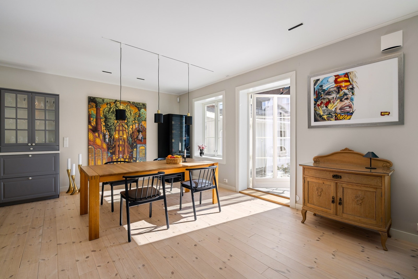 Ny terrassedør er installert i stuen i forbindelse med den nylige oppgraderingen av boligen. Galleribilde