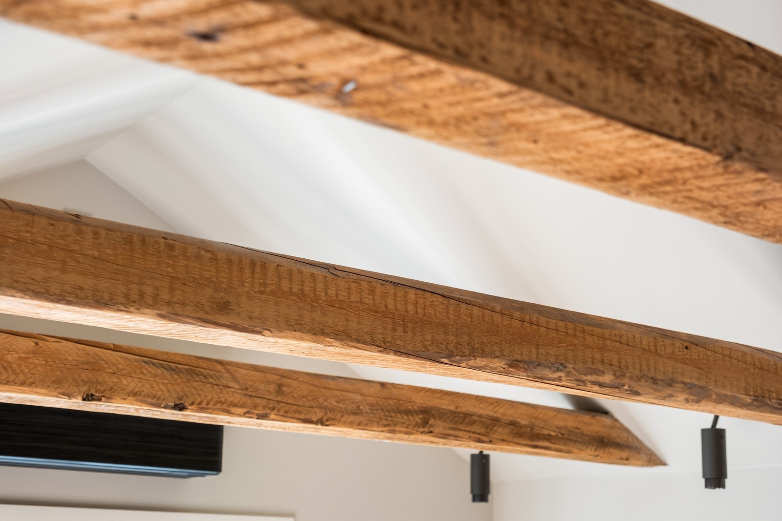 Etasjeskillet mot loftet er fjernet og rustikke, gamle trebjelker hentet frem. Galleribilde