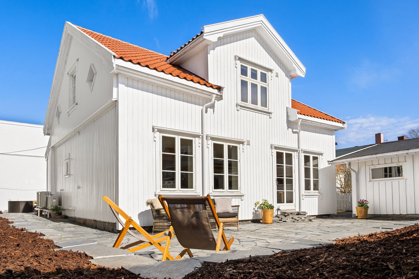 Arealene utomhus er totalforvandlet, en solfylt uteplass av bruddskifer omfavner boligens syd- og vestside. Galleribilde