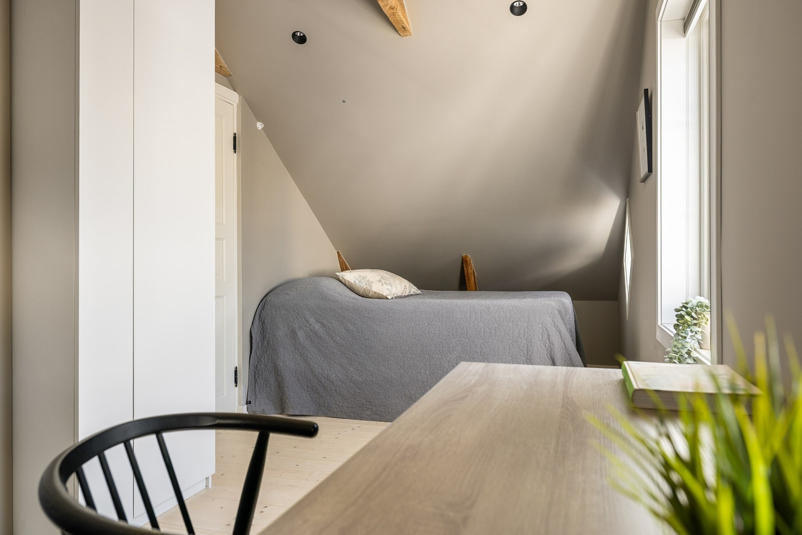 Både soverommene og stuen har heltre gulv av samme type som i første etasje. Galleribilde