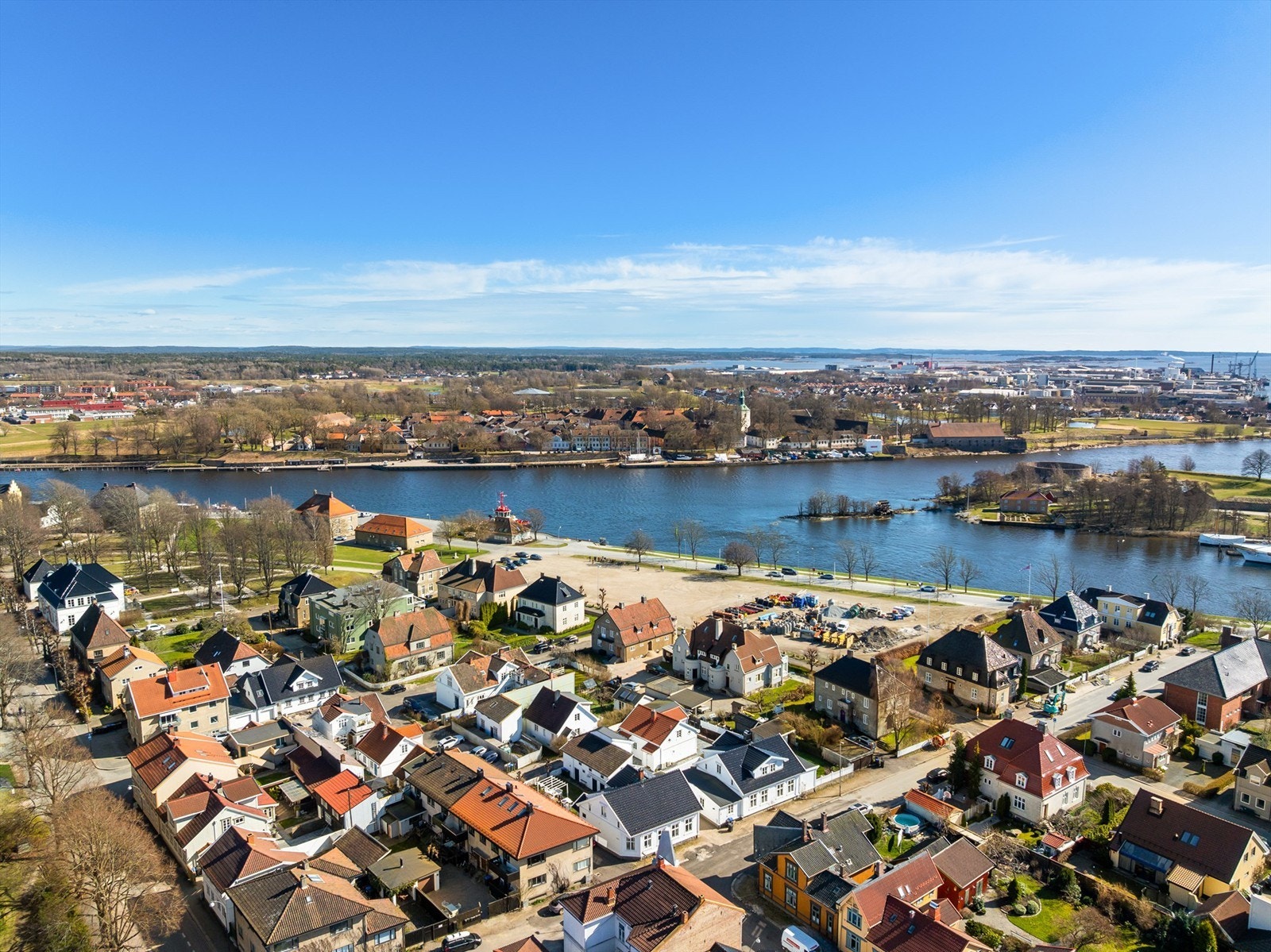 I nærmiljøet finner du noen av byens største og vakreste parker, langs elven en idyllisk promenade. Galleribilde