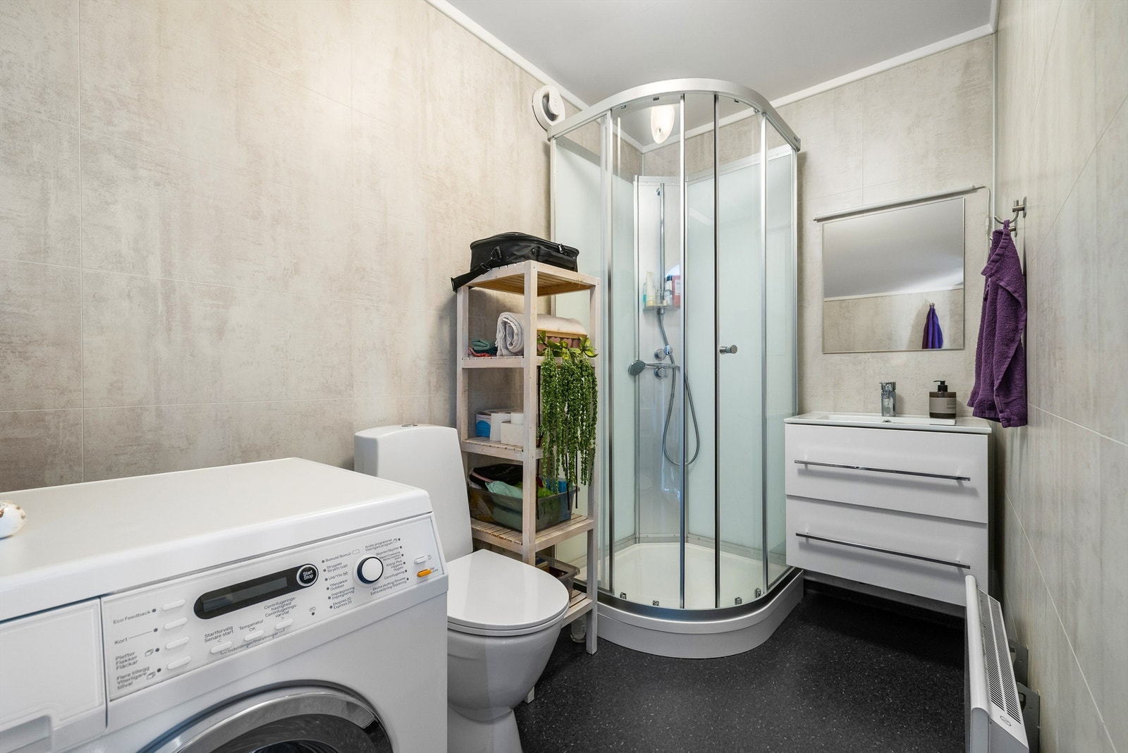 I anneksets bad er gulvet utført med belegg, veggene med flis-mønstrede våtromsplater. Galleribilde