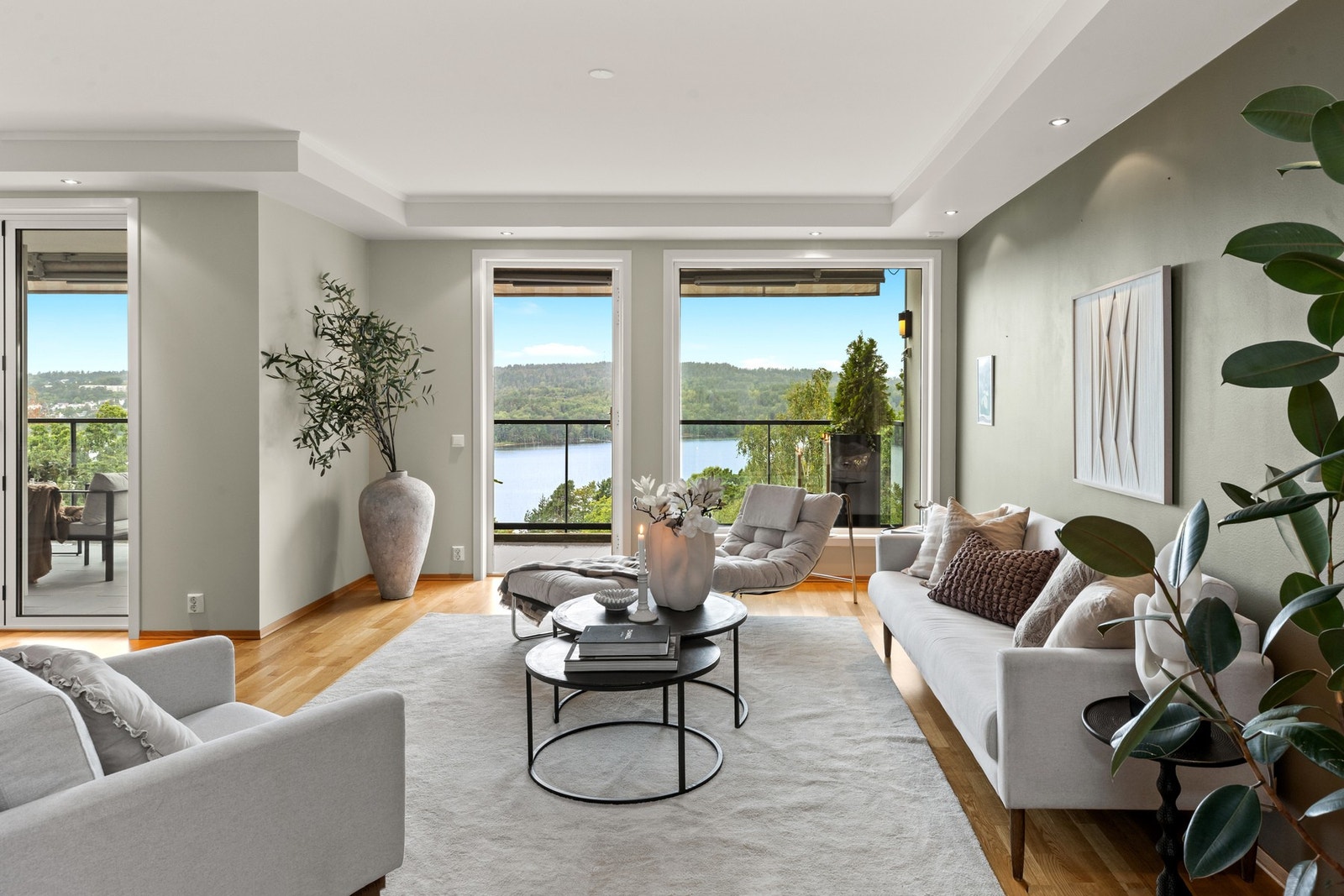 Velkommen til Røysveien 39 - En gjennomgående toppleilighet med god beliggenhet på en solrik utsiktstomt Galleribilde