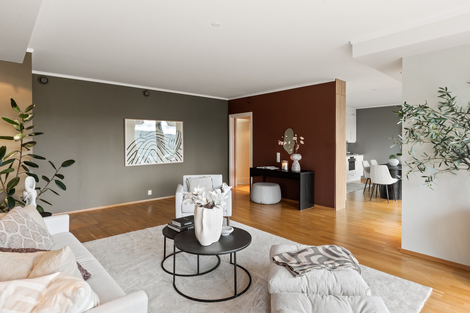 Stuen i tilknytning til kjøkken danner et stilfullt allrom med luftig takhøyde og naturlig lyssetting Galleribilde