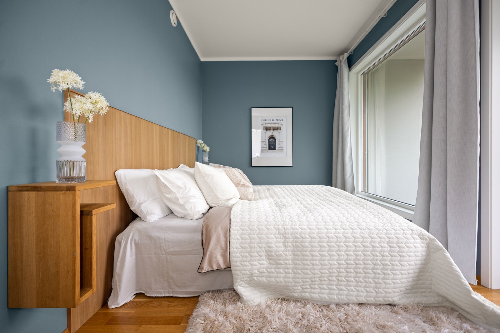 Elegant hovedsoverom med vestvendt beliggenhet og direkte utgang til balkong Galleribilde