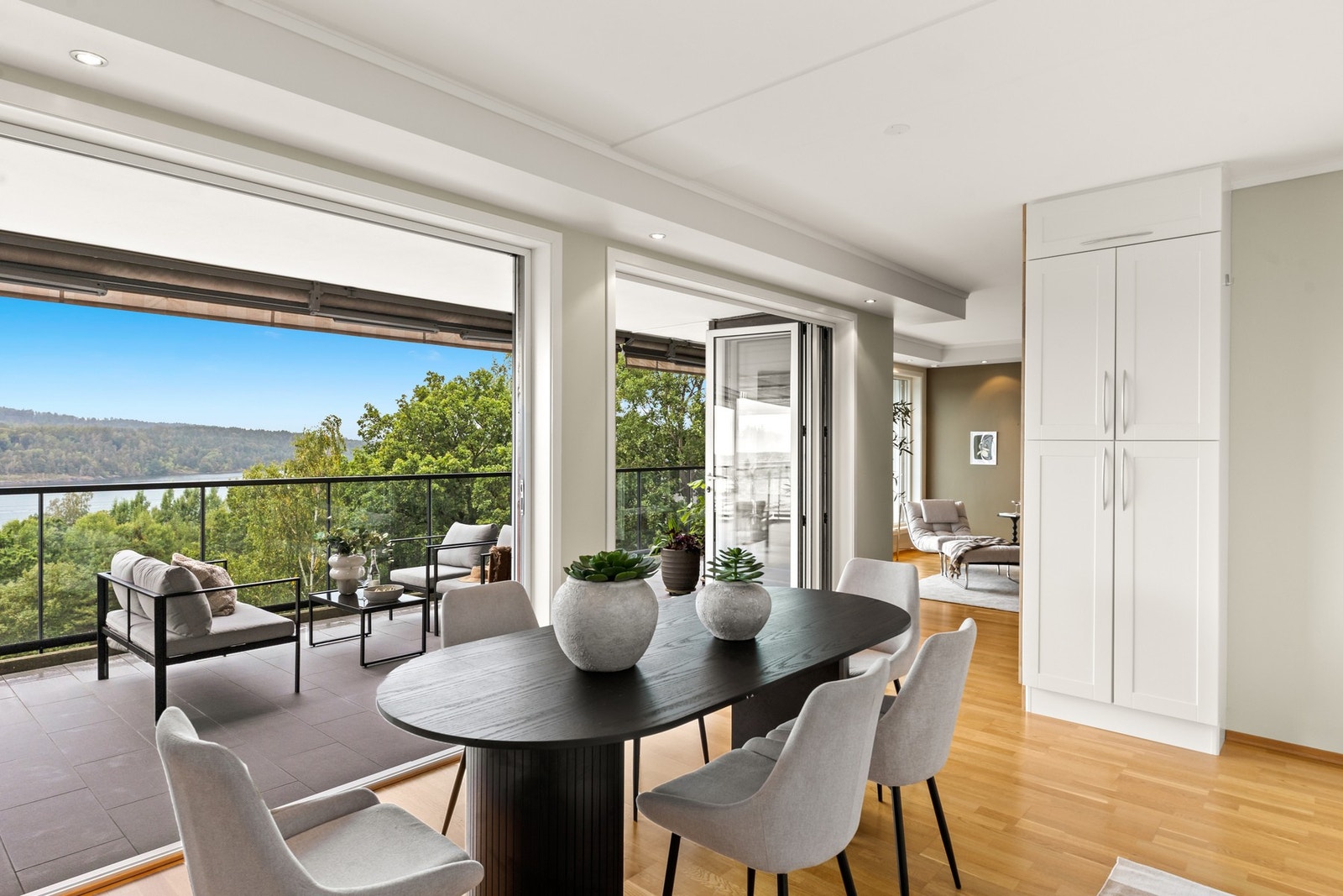 Stuen ligger i en delvis åpen løsning fra kjøkkenet, noe som gir en utstrakt romfølelse Galleribilde