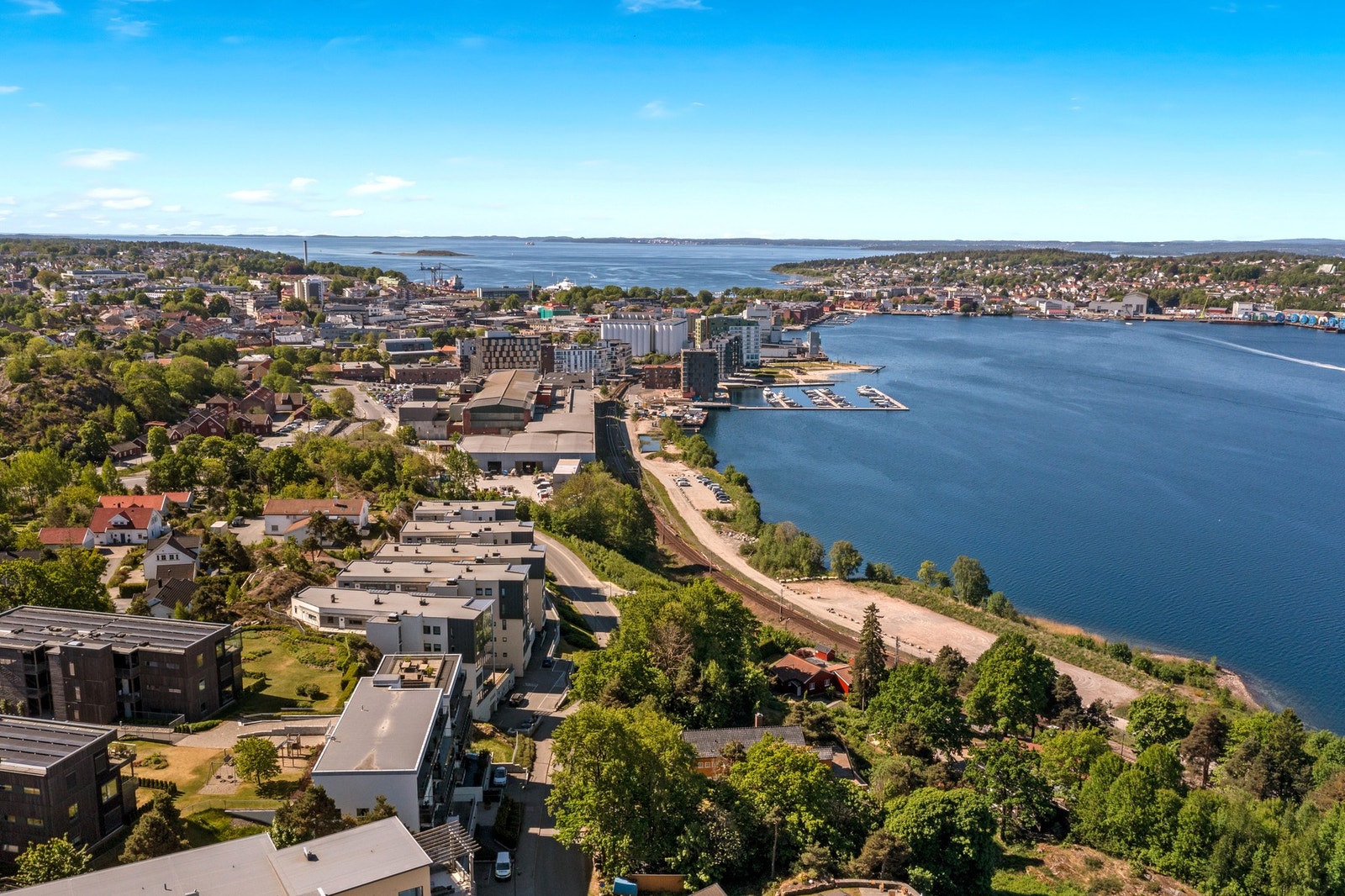 Er du glad i å bo urbant og samtidig ha nærhet til park, sjø, båtliv og natur er dette den perfekte leiligheten for deg Galleribilde