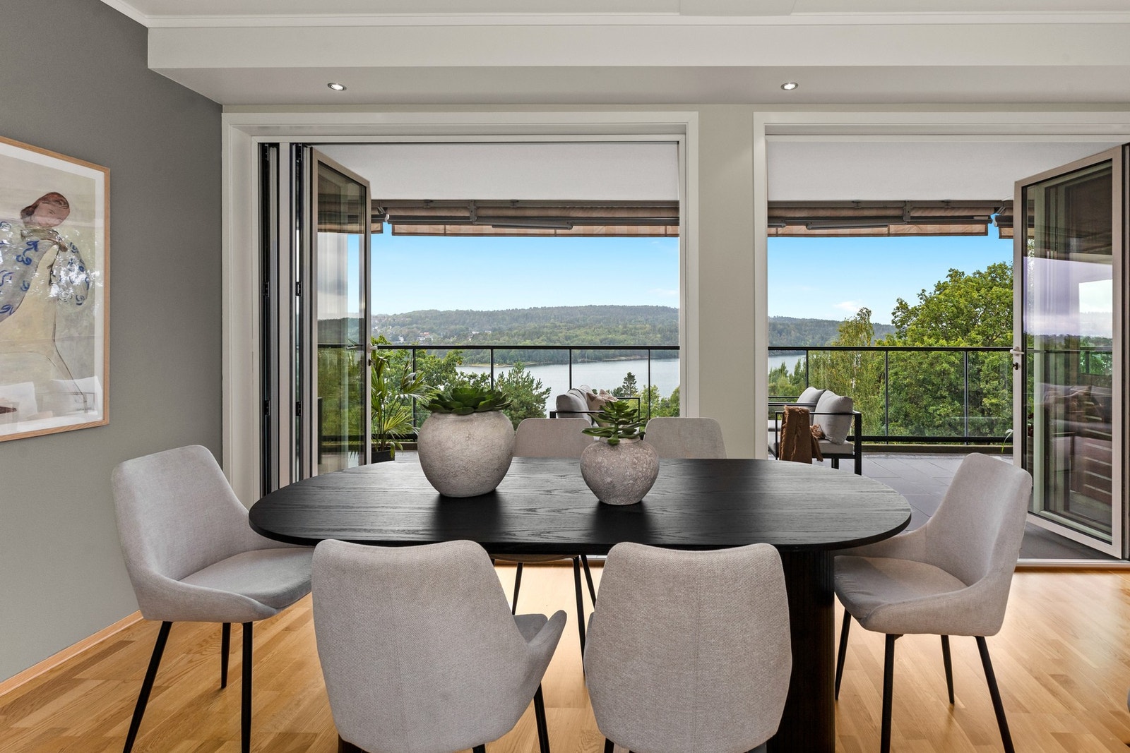 Boligen nyter godt av en romslig terrasse med fenomenal utsikt, og det hele rammes inn med rekkverk i glass som ivaretar utsikten på beste måte Galleribilde