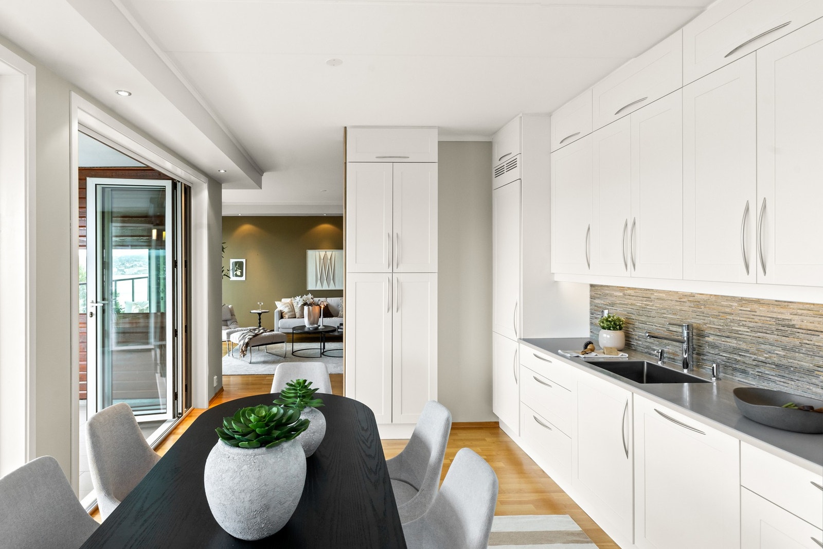 Stilrent kvalitetskjøkken fra "Strai" med integrerte hvitevarer og tidløst design Galleribilde