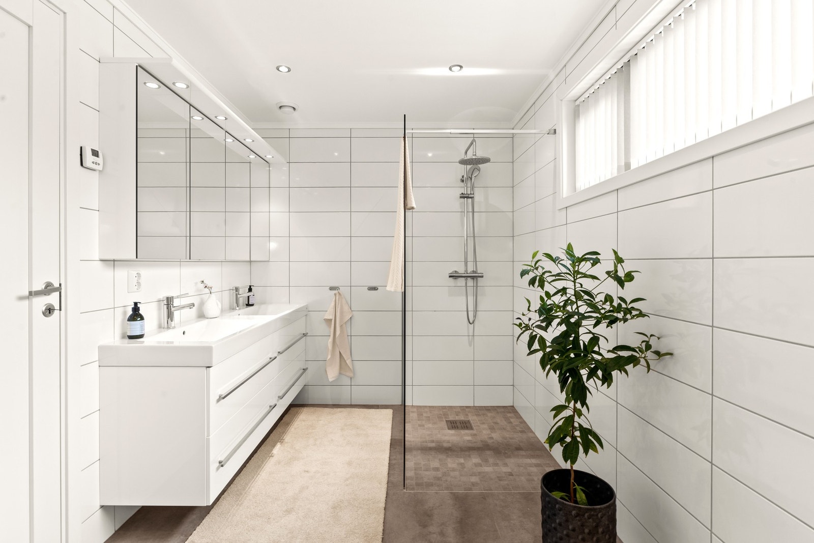 Bad 2 er utstyrt med dobbel-servant, speilskap og dusjnisje med både tak- og hånddusj - perfekt for en familie eller når du har gjester Galleribilde