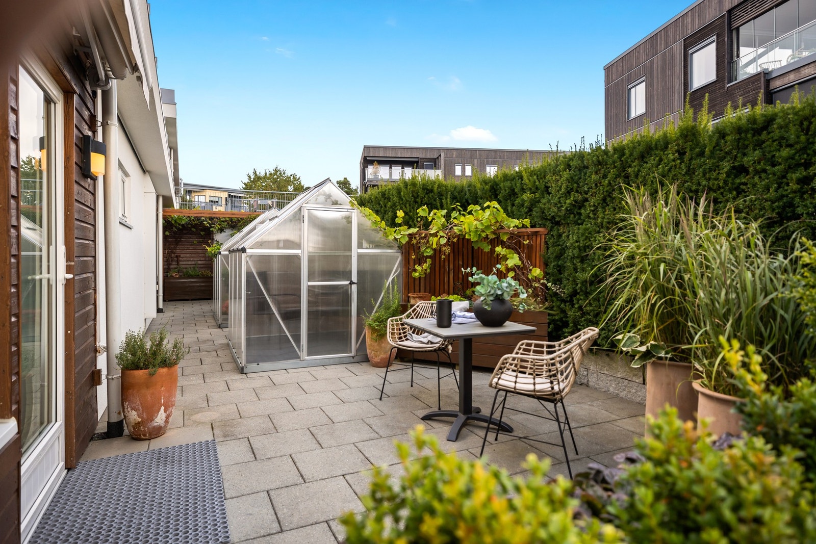 Balkongen er på hele 48 m² og med sin usjenerte beliggenhet innbyr den til både stille stunder og sosiale kvelder Galleribilde