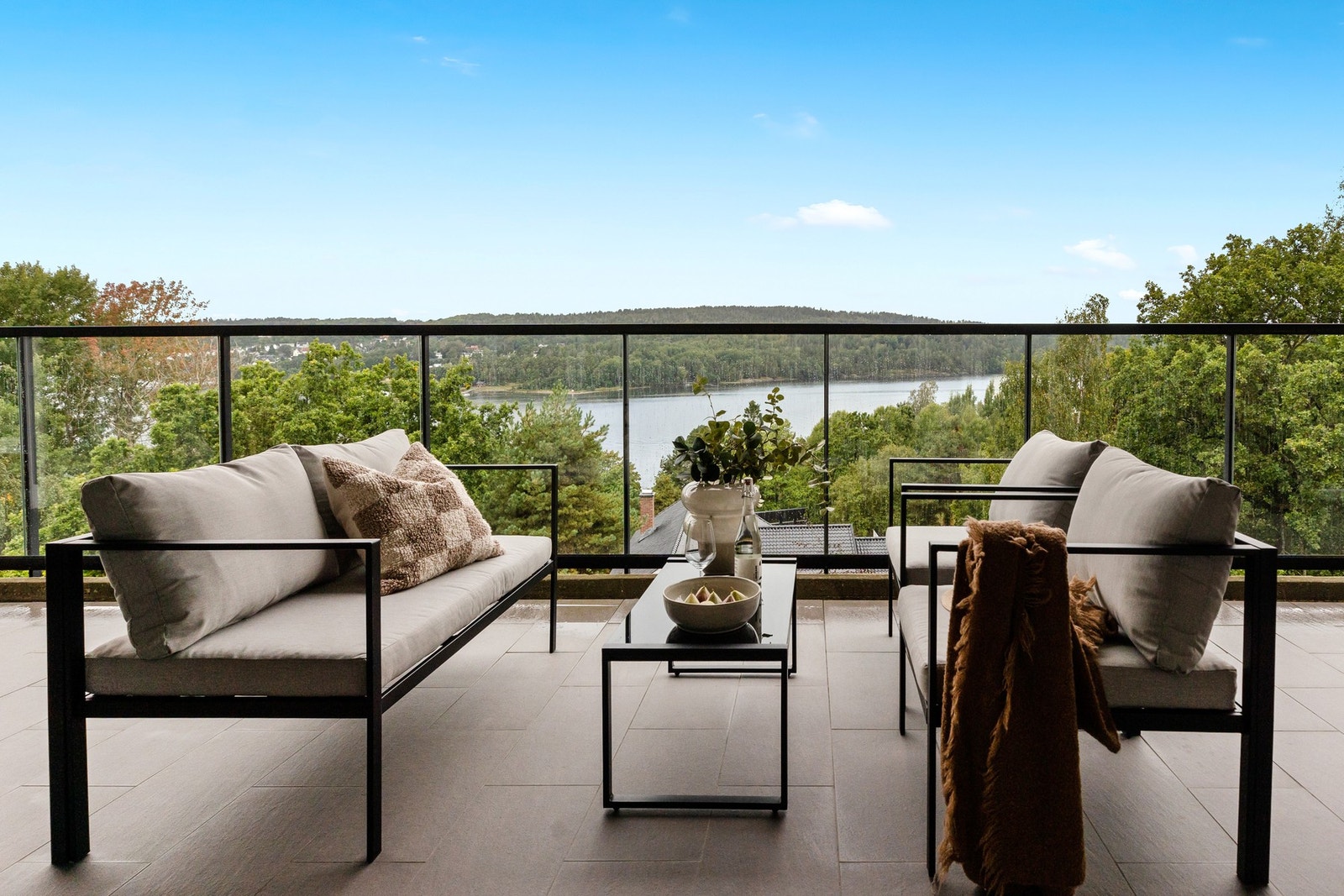 Den vestvendte balkongen er utstyrt med elektrisk markise, samt utvendige screens på vinduer og foldedør for optimal solskjerming Galleribilde