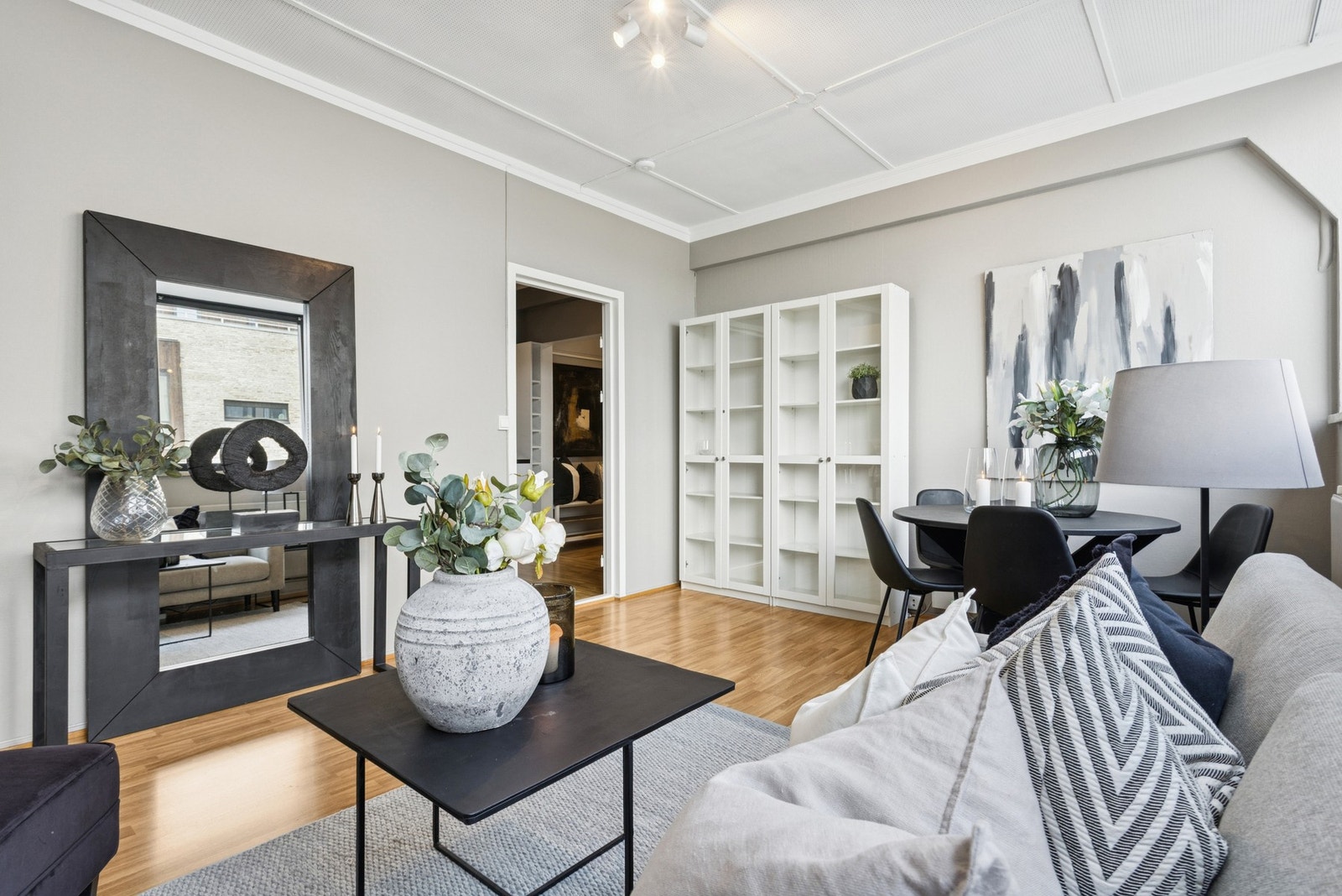 Dette er et veldig koselig rom med god plass til sofagruppe samt spisestue. Galleribilde