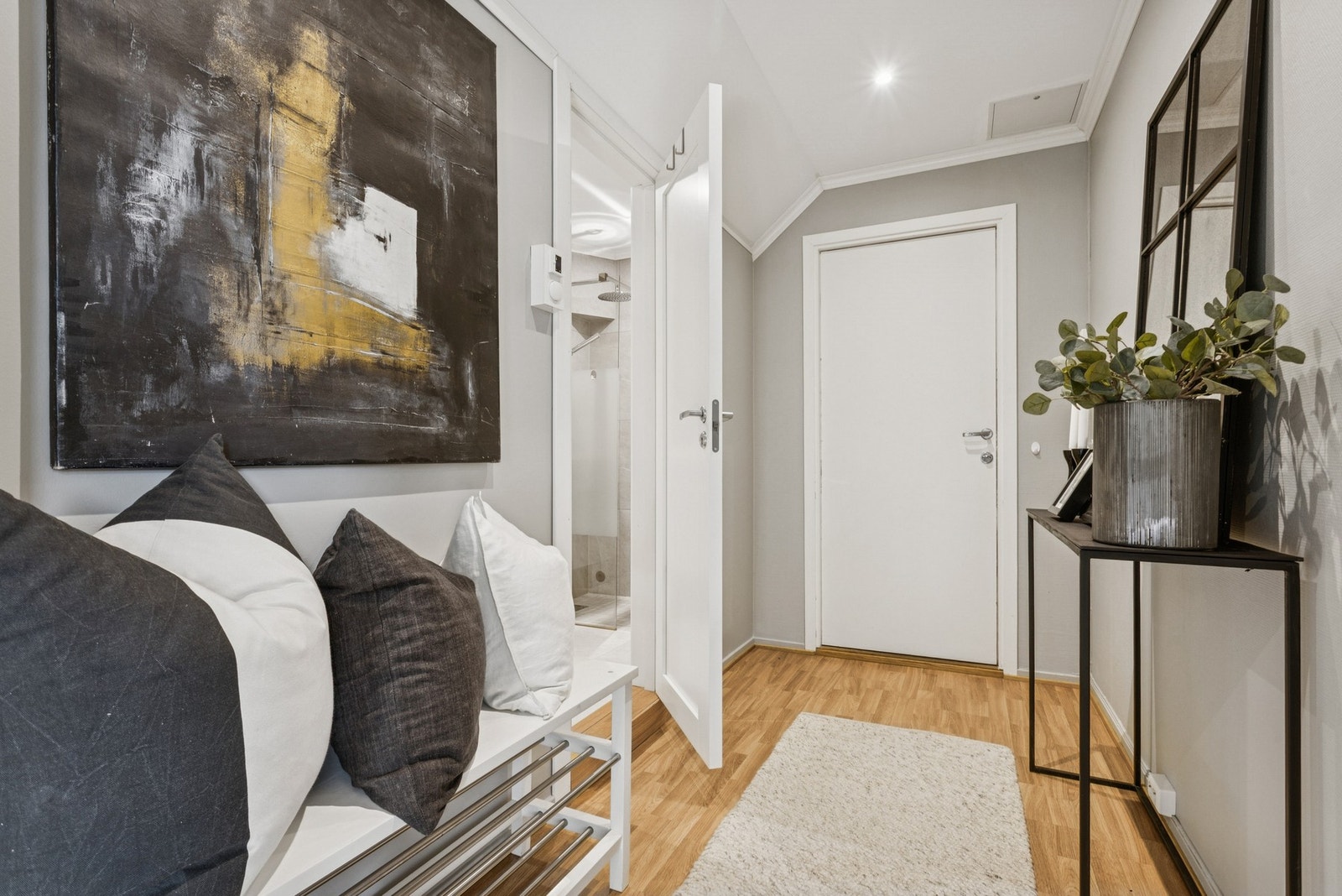 Du ønskes velkommen inn i en lys entré. Døren i til venstre i bildet er inn til badet. Galleribilde