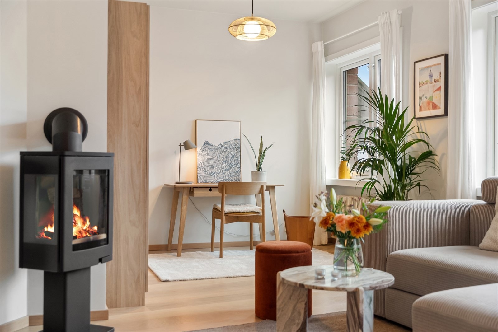 Romslig stue med flere soner Galleribilde