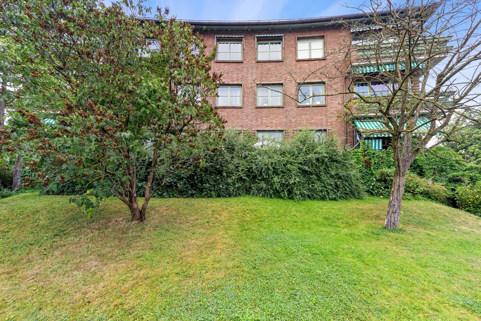 Beliggende mot grøntareal på begge sider Galleribilde