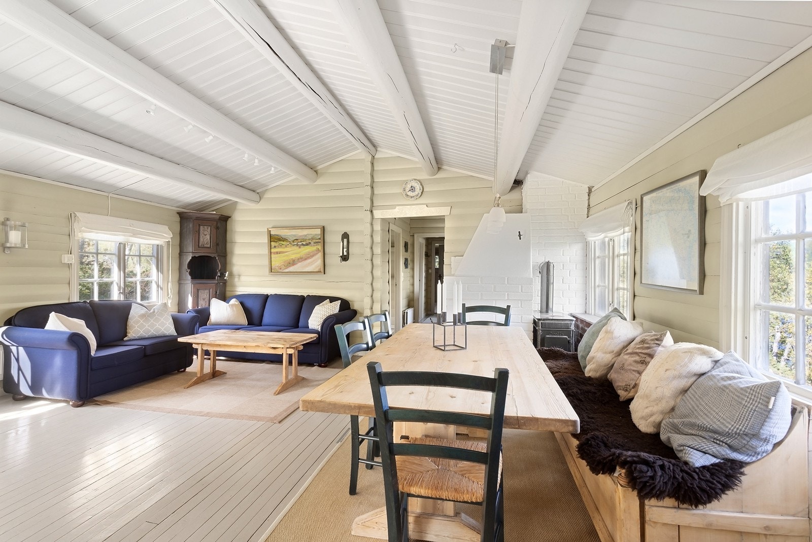 Romslig åpen stue med god takhøyde. Galleribilde