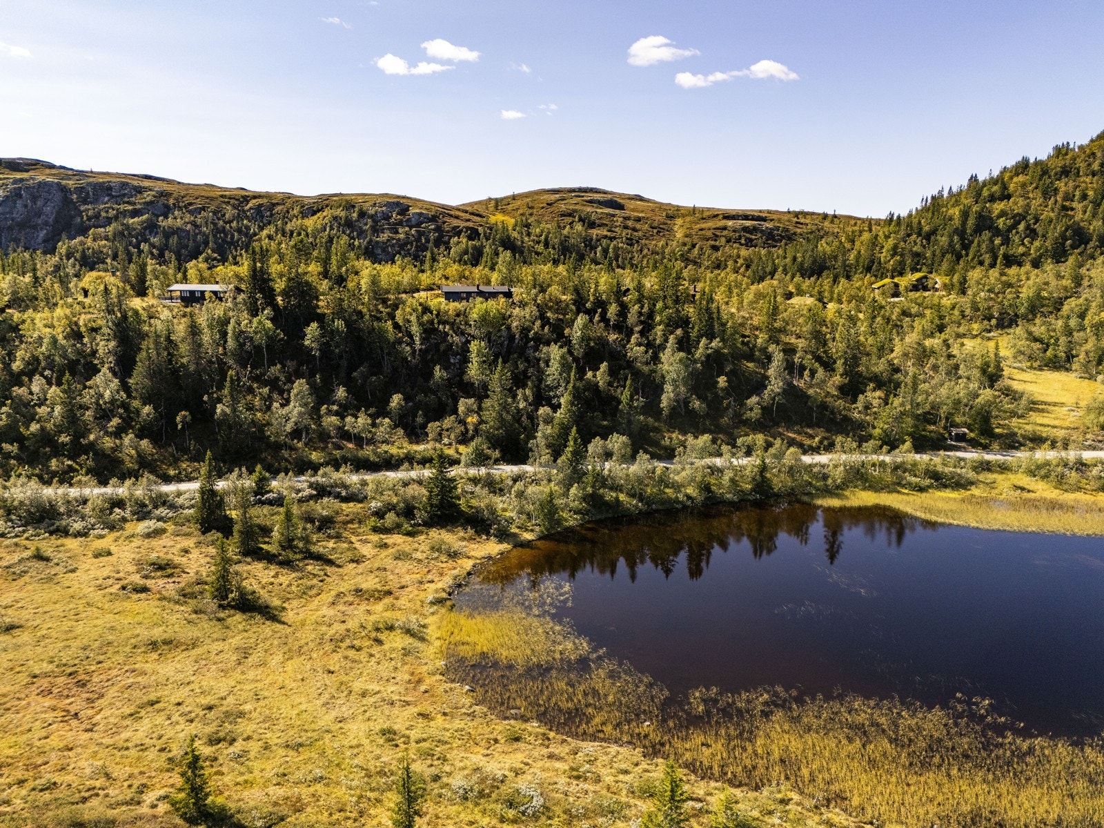 Er du glad i friluftsliv så er du midt i smørøyet hva gjelder turområder sommer som vinter. Galleribilde