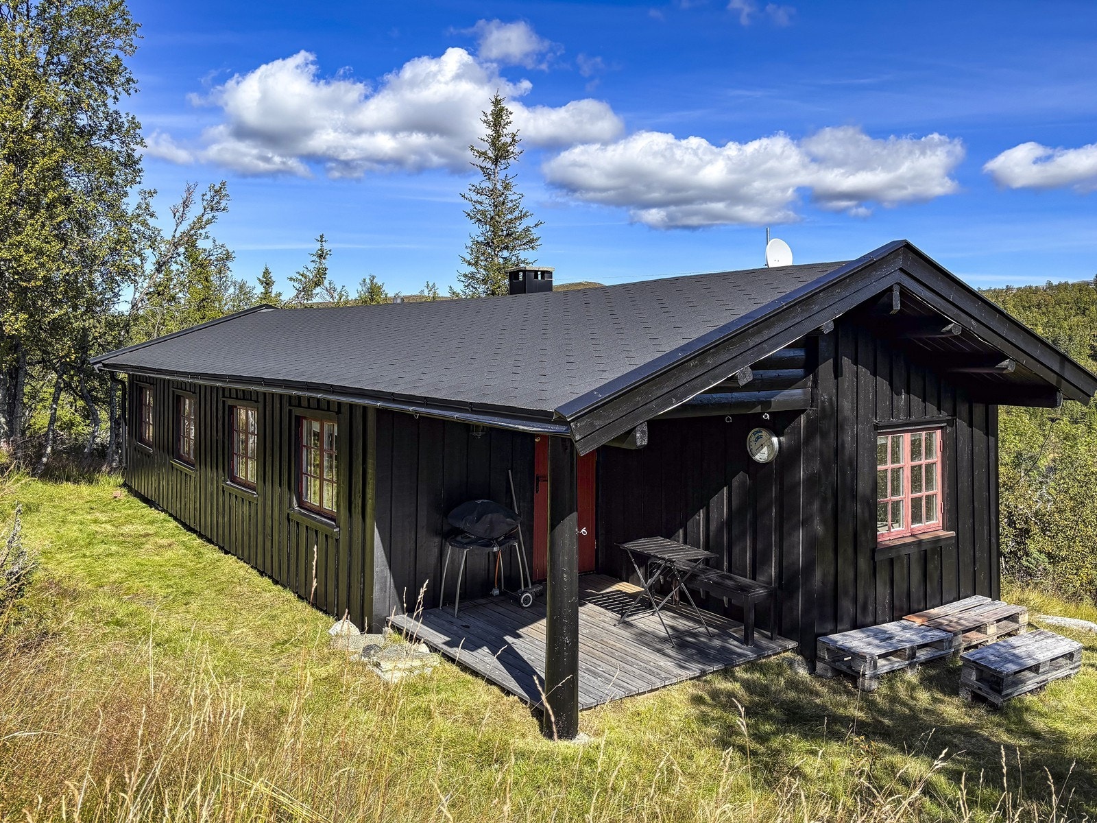 Hytta har en usjenert beliggenhet med generelt gode solforhold. Galleribilde